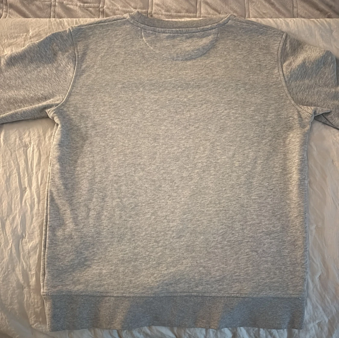 Ljusgrå sweatshirt från GANT - 1