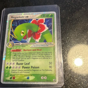 Pokémonkort: Meganium ex - Samlarobjekt för Pokémon-fans! Meganium ex är ett holografiskt kort från 2005 med 150 HP och coola attacker. Perfekt för dig som gillar att samla, spela eller bara vill ha något unikt i din samling.