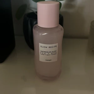 Glow Recipe Watermelon Glow PHA + BHA Toner - Glow Recipe Watermelon Glow PHA + BHA Det är den lilla! Har inte kvar kartongen!! Toner i en ljusrosa plastflaska med matchande skruvlock. Tonern är känd för sin återfuktande och porsammandragande effekt, och har en söt, fräsch doft av vattenmelon.