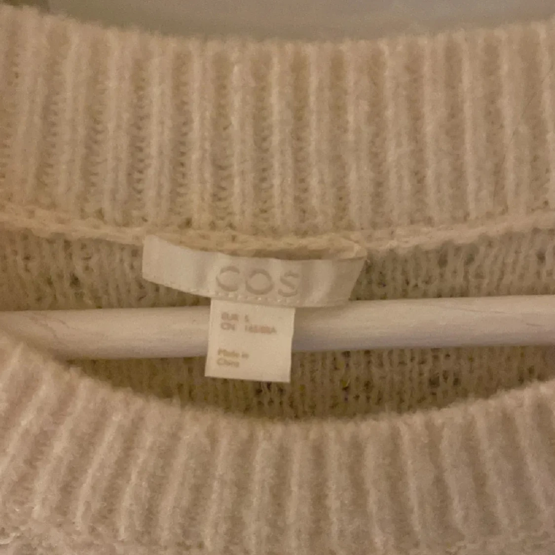 Vit stickad tröja från COS - 2