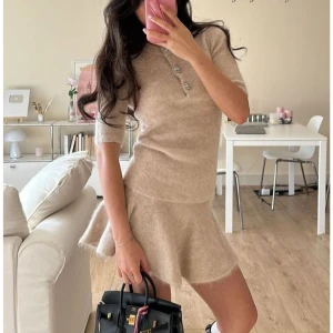 Beige stickad klänning från H&M Edition - Jättefint stickat mohair det från H&M. Strl S i kjolen och strl M i tröjan. Jättefint skick! 