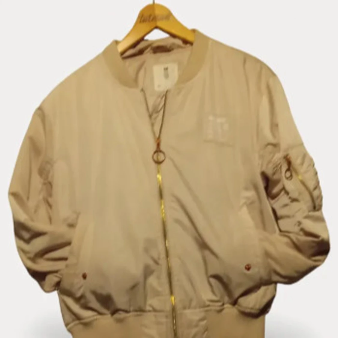 Beige bomberjacka med dragkedja