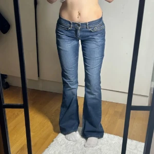 Lågmidjade bootcut jeans vintage lowwaist lowrise  - Lågmidjade jeans. Storlek 28,något små i storleken och passar mig som brukar ha 27. Innerbenslängd:80 midjemått: 36. Köp sker via köp nu, jag postar inom 24h. Kvar tills markerad såld 