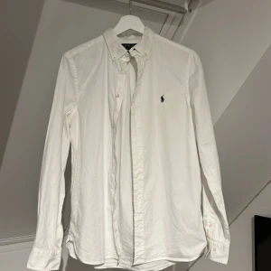 Ralph lauren skjorta - Helt ny nästan andvänd 1-2 gånger är för stor för mej nu. Storlek S Slim Fit. (KAN PRUTA!)