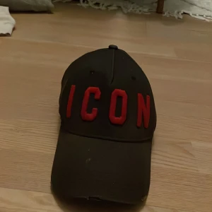 Dsquared keps 100 % äkta  - . Säljer denna keps pågrund av att jag tröttnat lite på den de senaste men tycker den ändå att den är riktigt feet. Priset är inte hugget i sten. 100 % äkta 