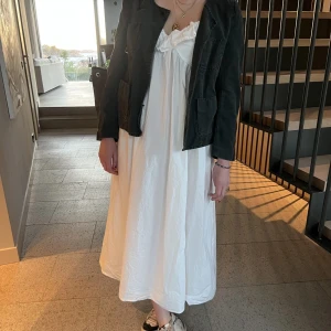 Vit lång klänning - Så fin vit lång klänning från H&M, köpt förra året ❤️❤️