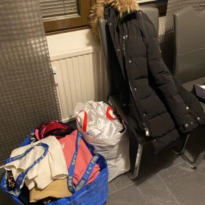 Klädpaket XS-L - 2 fulla kassar plus en vinterjacka.  Lite äldre kläder från Gina, Shein, Bikbok, Adidas, Stadium, New yorker, HM, Lager, Nelly, Juicy  Hoodies, Linnen, t shirt, Klänningar, Bh, Mjukisbyxor, Tränings tights, Tröjor, Skjortor, Juicy Hoodie, kavaj.   Väl använda utom Hollies vinterjackan som är 1-2 år gammal.  Säljs ej separat . Vinterjackan är storlek 36.