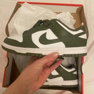 Nike Dunk Low - Säljer dessa helt nya och oanvända ”Nike Dunk Low, Medium Olive-White”. Tveka inte att skriva om du har några frågor💗