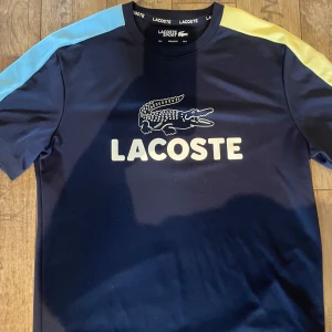 Lacoste tröja  - Mörkblå Lacoste sporttröja knappt använd jätte fint skick