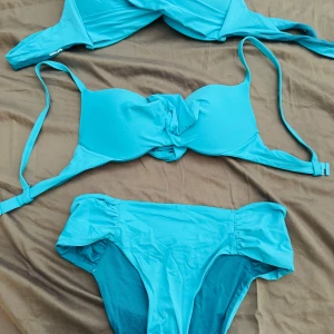 Turkos bikini calzedonia  - Säljer en turkos bikini 2 överdelar och en underdel allt är oanvänt Perfekt för stranden eller poolen. Snygg och trendig modell! Storlek medium