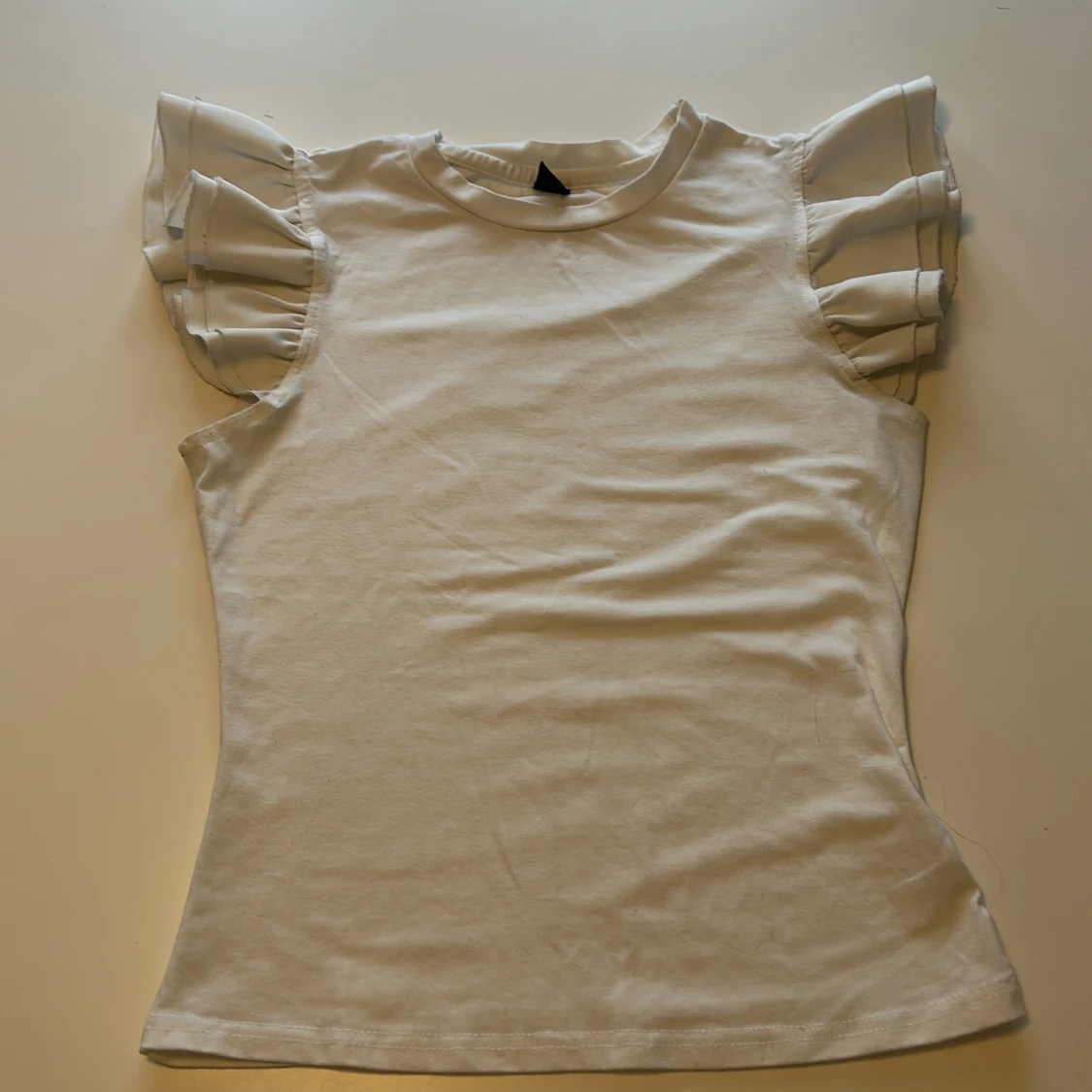 Vit topp med volangärmar från SHEIN