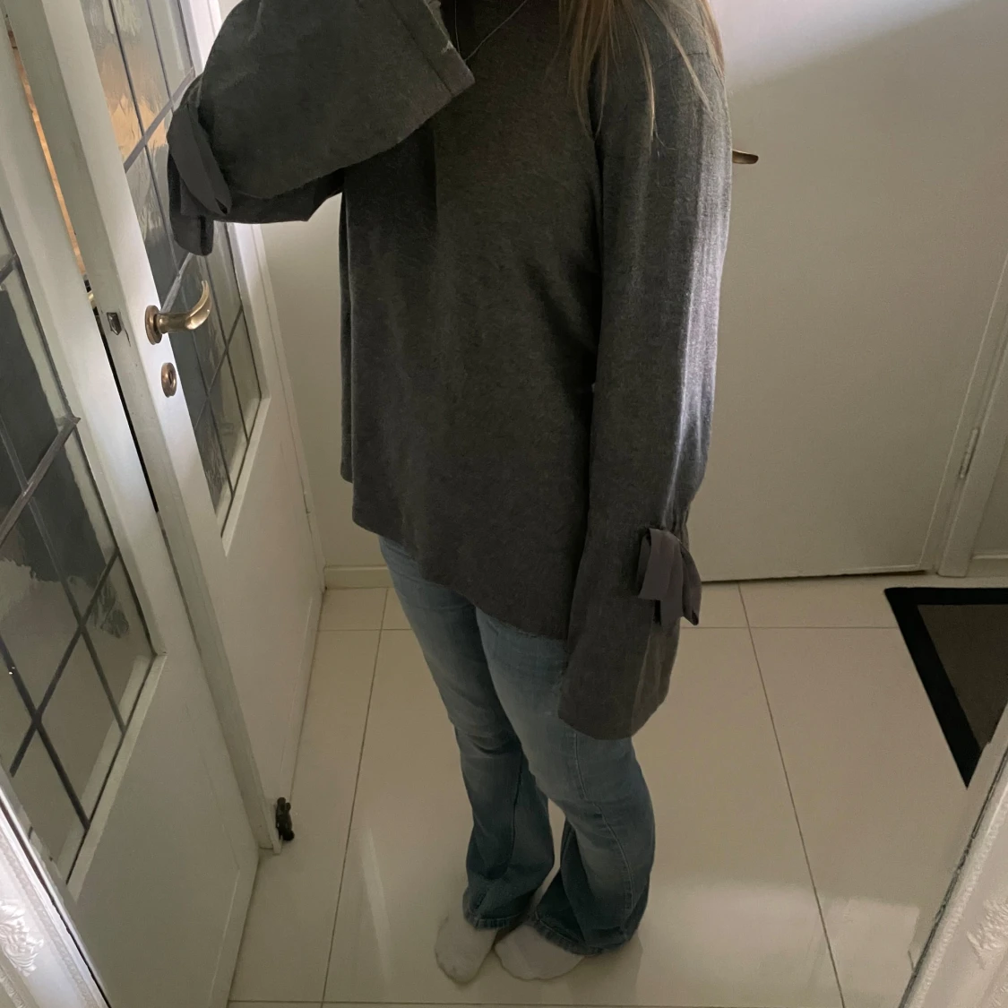 Grå tröja med rosetter  - 2