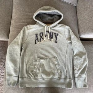 Grå hoodie från Abercrombie & Fitch - Riktigt snygg grå hoodie från Abercrombie & Fitch, normal i storleken. Hoodien har inga defekter och är i väldigt bra skick!