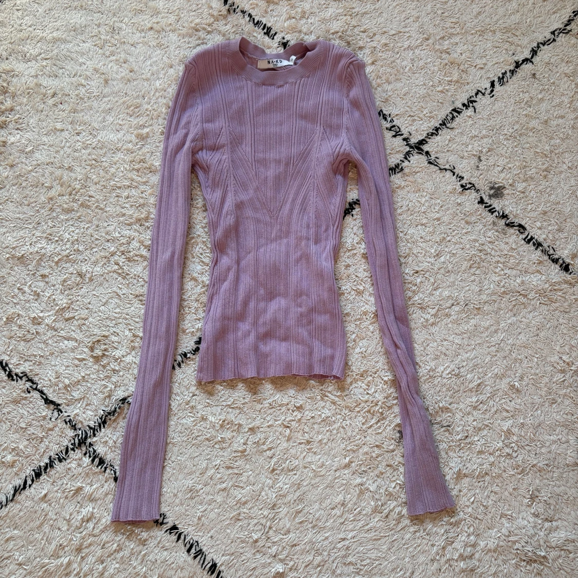 Ljuslila ribbad topp med öppen rygg från NA-KD - 2