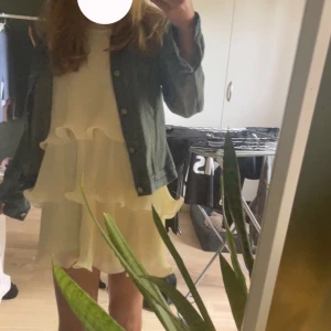 Gul klänning - Säljer denna super fina och bekväma klänningen pågrund av att den inte kommer till änvändning längre. Köptes för 459kr! Använd cirka två gånger. Helt nytt och fräscht skick⭐️Klänningen är i one size så passar därför nästan alla! Väldigt stretchig i materialet.
