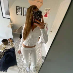 Vit jacka - Säljer min vita jacka från Gina då den tyvärr inte kom till användning. Helt nytt skick 🥰storlek 158-164