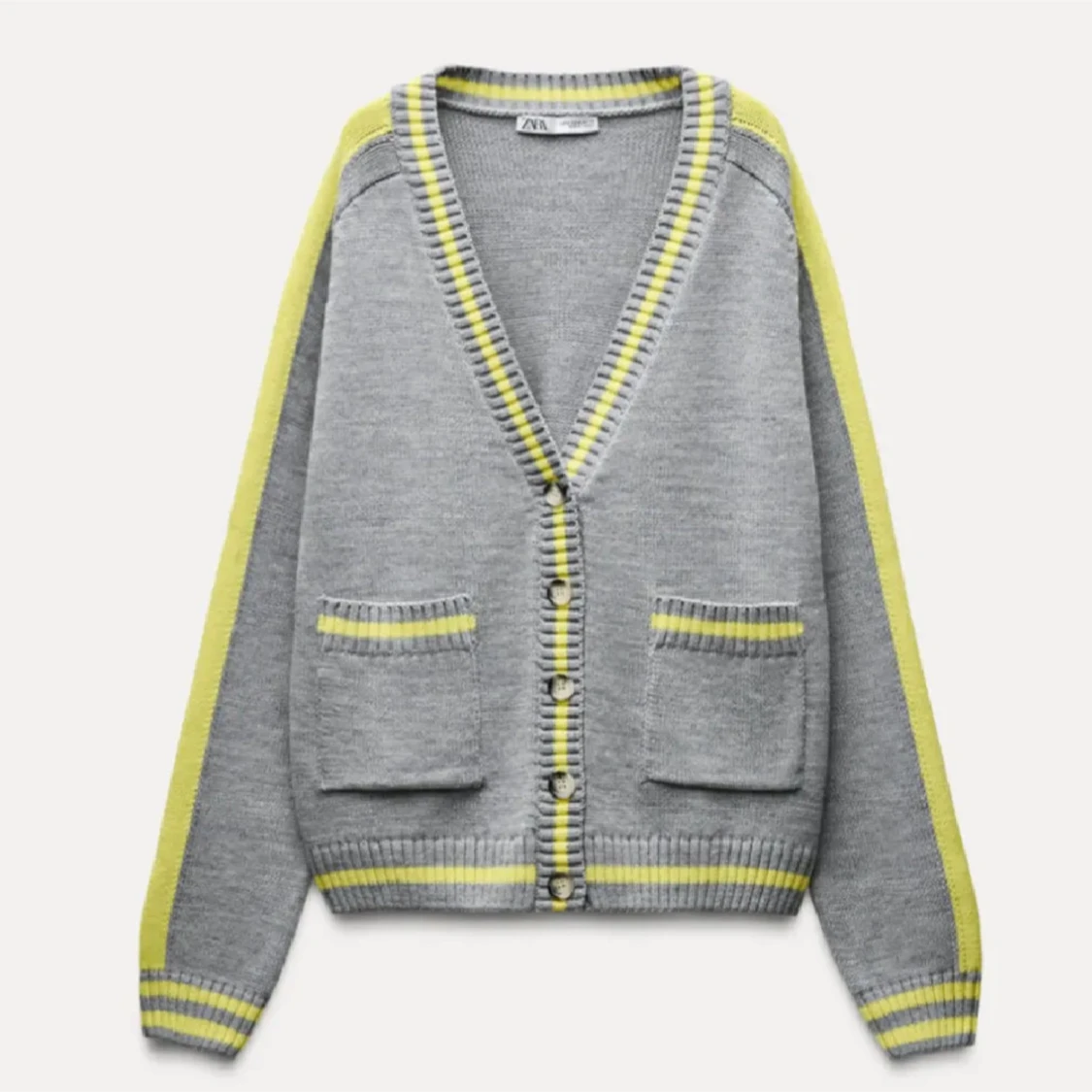 Grå kofta med gula detaljer från Zara