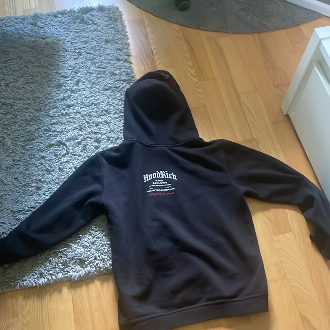 Svart Hoodrich hoodie med brodyr - 1