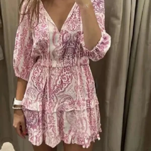 Sommar klänning💖💖 - Supersöt mönstrad sommarklänning med Såå fina detaljer!!