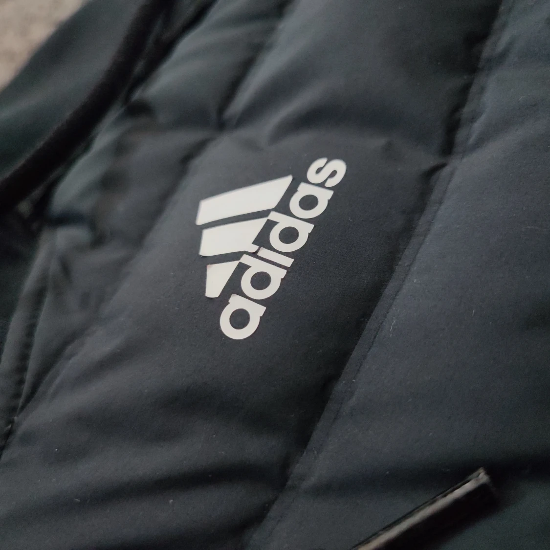 Svart pufferjacka med huva från Adidas - 1