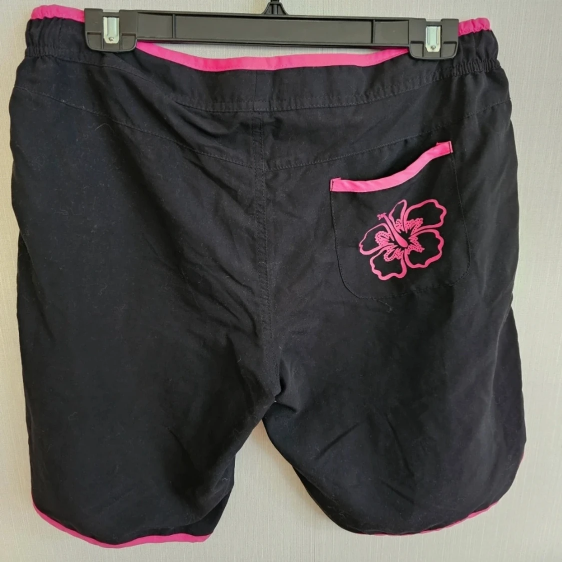 Svarta blommiga badshorts med rosa detaljer - 1