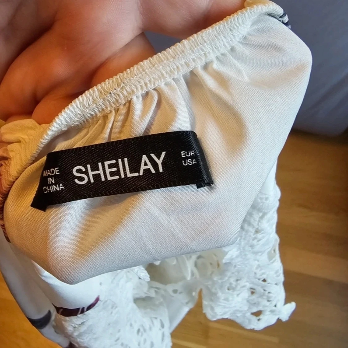 Vit blus med spetsärmar från Sheilay - 3