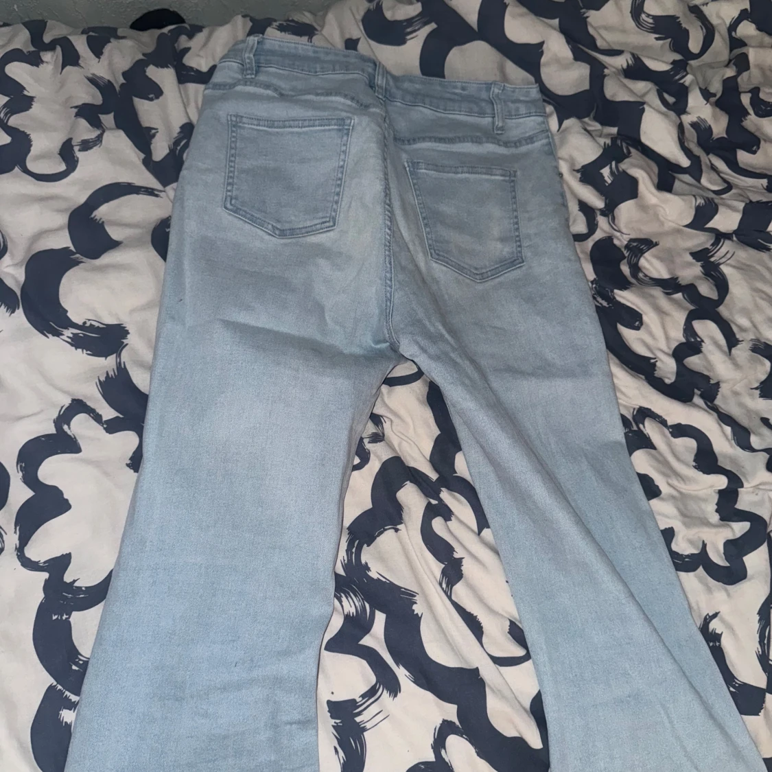 Ljusblå raka jeans med slitna benslut