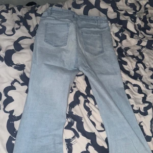 Ljusblå raka jeans med slitna benslut - Tvättar såklart inan jag skickar 💕