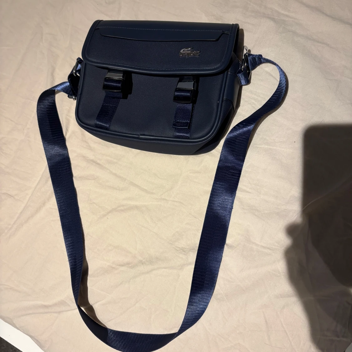 Mörkblå axelväska från Lacoste