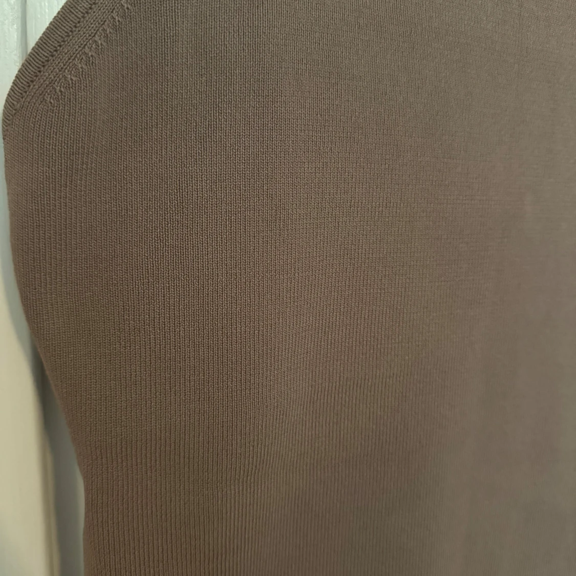 Brun ribbad långklänning med smala axelband - 2