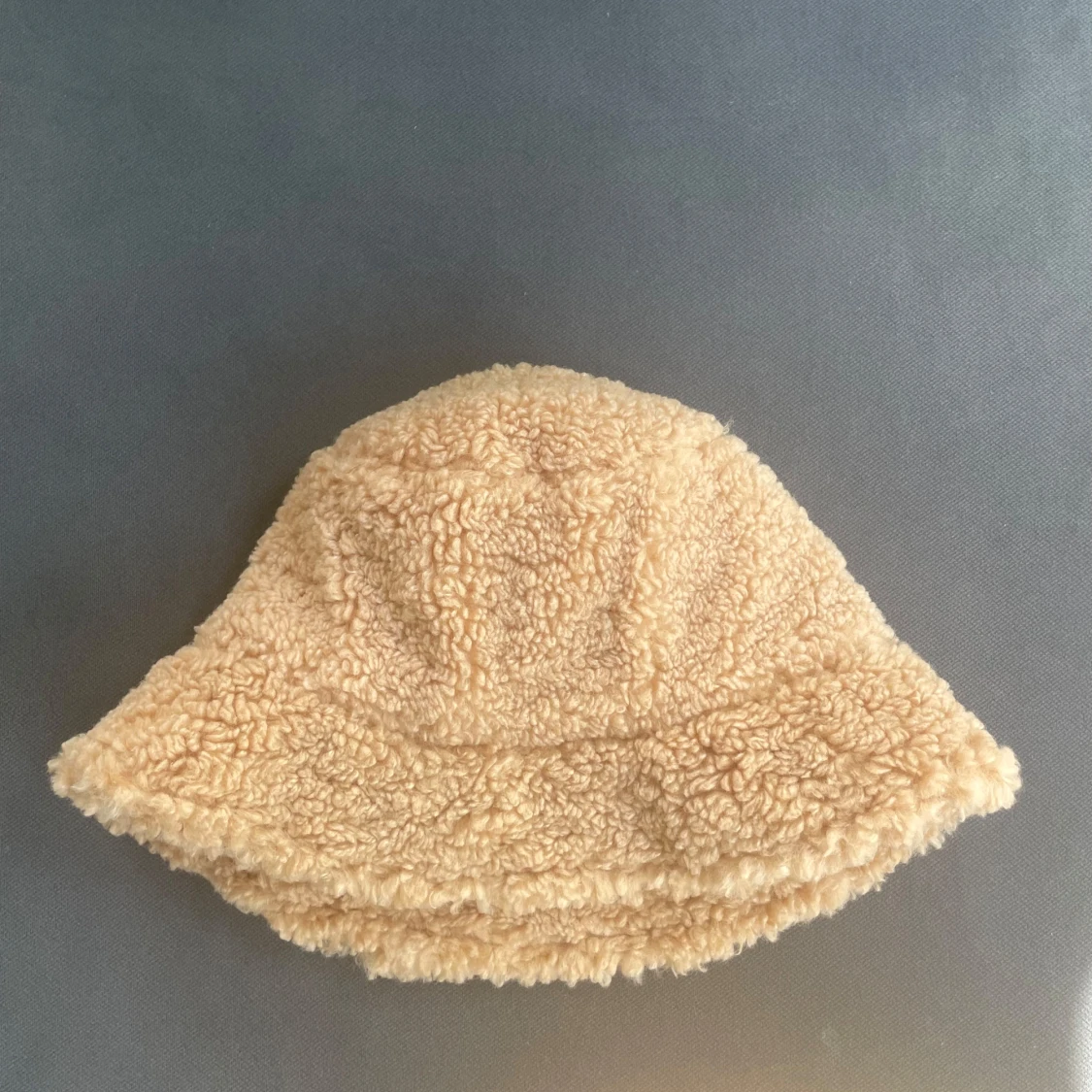 Beige teddy bucket hat