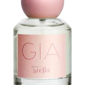 Rebecca Stella GIA parfym - Snygg parfymflaska från Rebecca Stella med namnet GIA. Flaskan är genomskinlig med en ljusrosa etikett och ett matchande rundat rosa lock. Perfekt som en fin detalj på sminkbordet och doftar fräscht och feminint. Perfekt present 