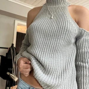 Stickad tröja med bara axlar - Jätte söt tröja som tyvärr inte kommer till användning!! Se står inten storlek i den men skulle uppskatta den som en S 😇