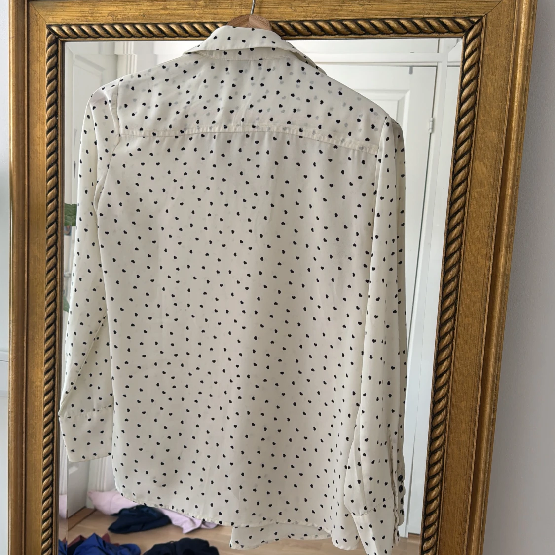 Vit skjorta med svarta hjärtan från Mango - 1