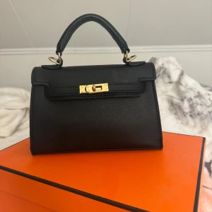 Söt väska  - Säljer denna söta väskan i äkta läder, hör av dig vid frågor och intresse💕