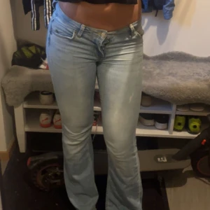 Ljusblå bootcut jeans - Säljer skitsnygga ljusblå jeans som är från Gina, de finns inte längre att köpa, pris kan diskuteras💕