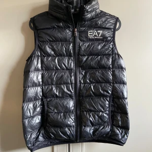 Svart dunväst från EA7 Emporio Armani - Svart väst från emporia Armani och är i bra skick 