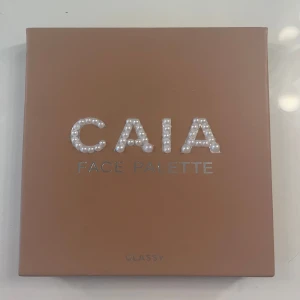 beadazzled caia classy palette - den är ganska använd men har inte använt på över ett halvår nu. har städat den så mycket som det går !! 💞💞