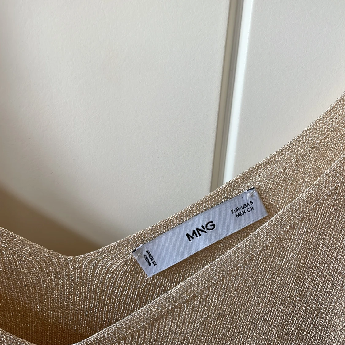 Glittrig champagnefärgad linnetopp MNG - 2