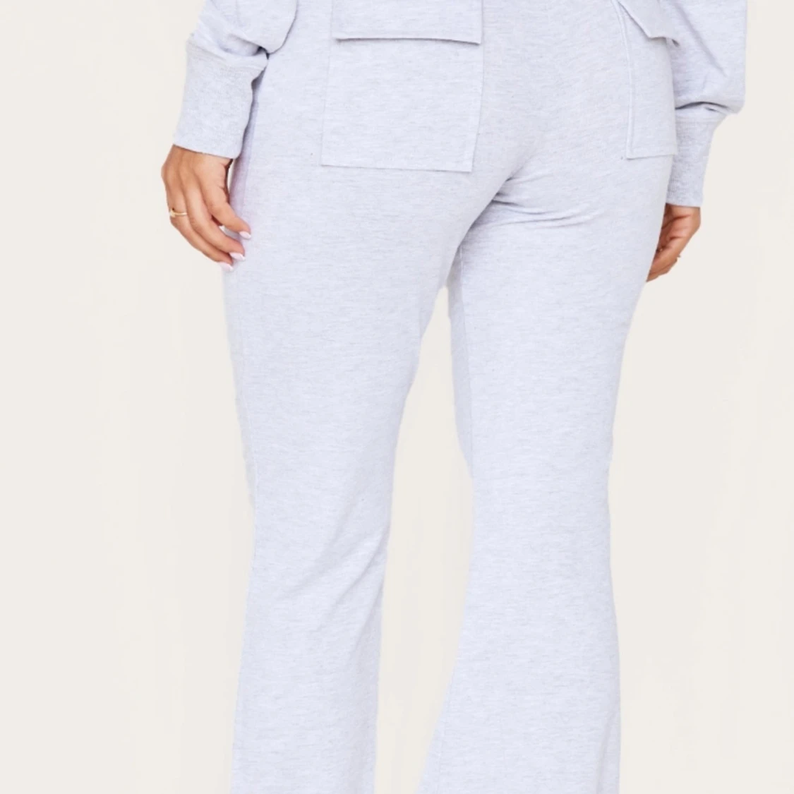 Ljusgrå hoodie från PrettyLittleThing - 4