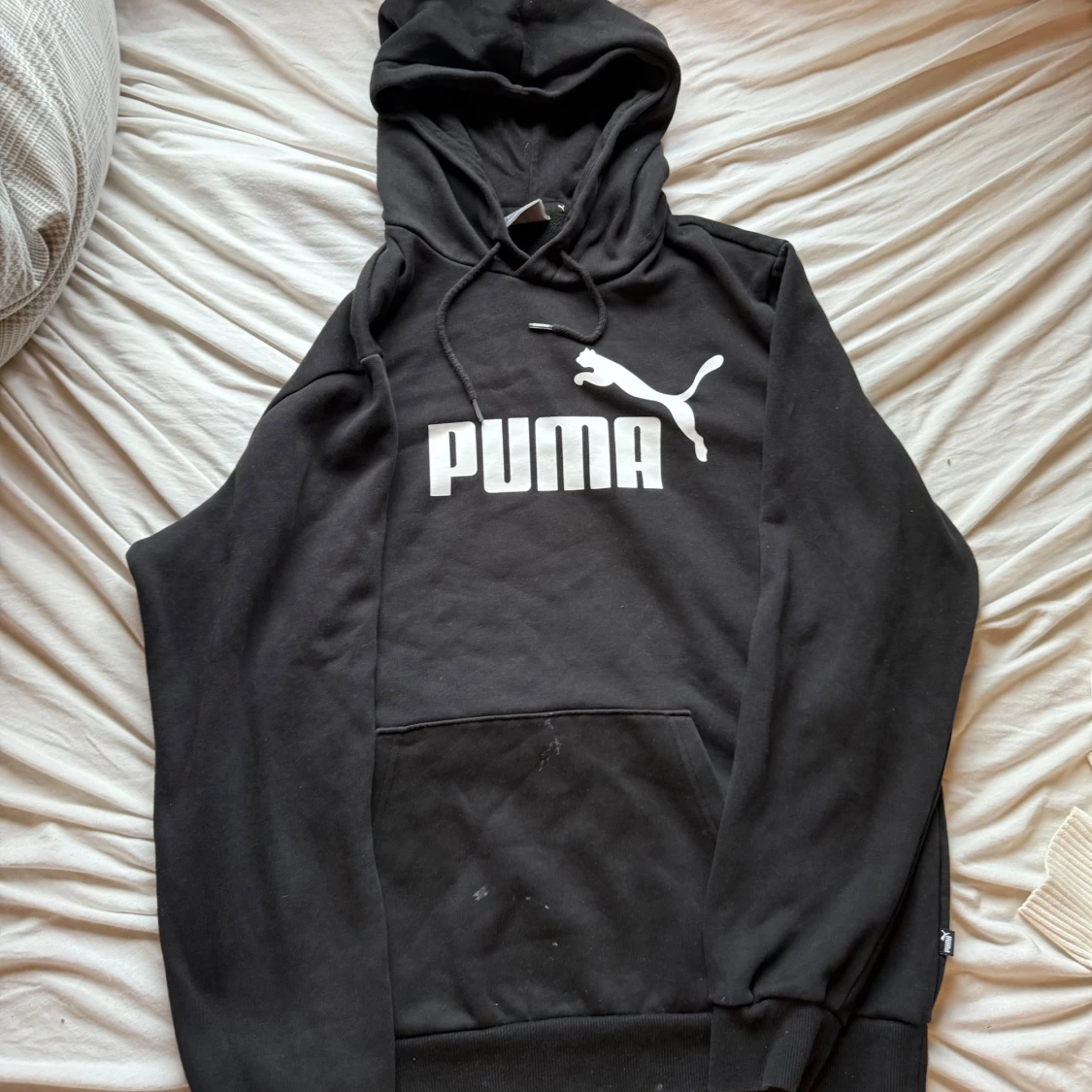 Svart hoodie från Puma med logga