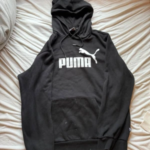Svart hoodie från Puma med logga - Lite smuts som går bort i tvätten. Kan tvätta innan jag skickar.
