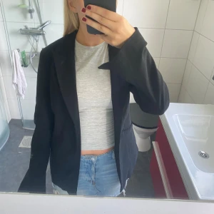 Svart oversized blazer - En snygg svart blazer som kan användas både till vardags och fest! Den är i storlek L och sitter prefekt oversized på mig som är 165❣️