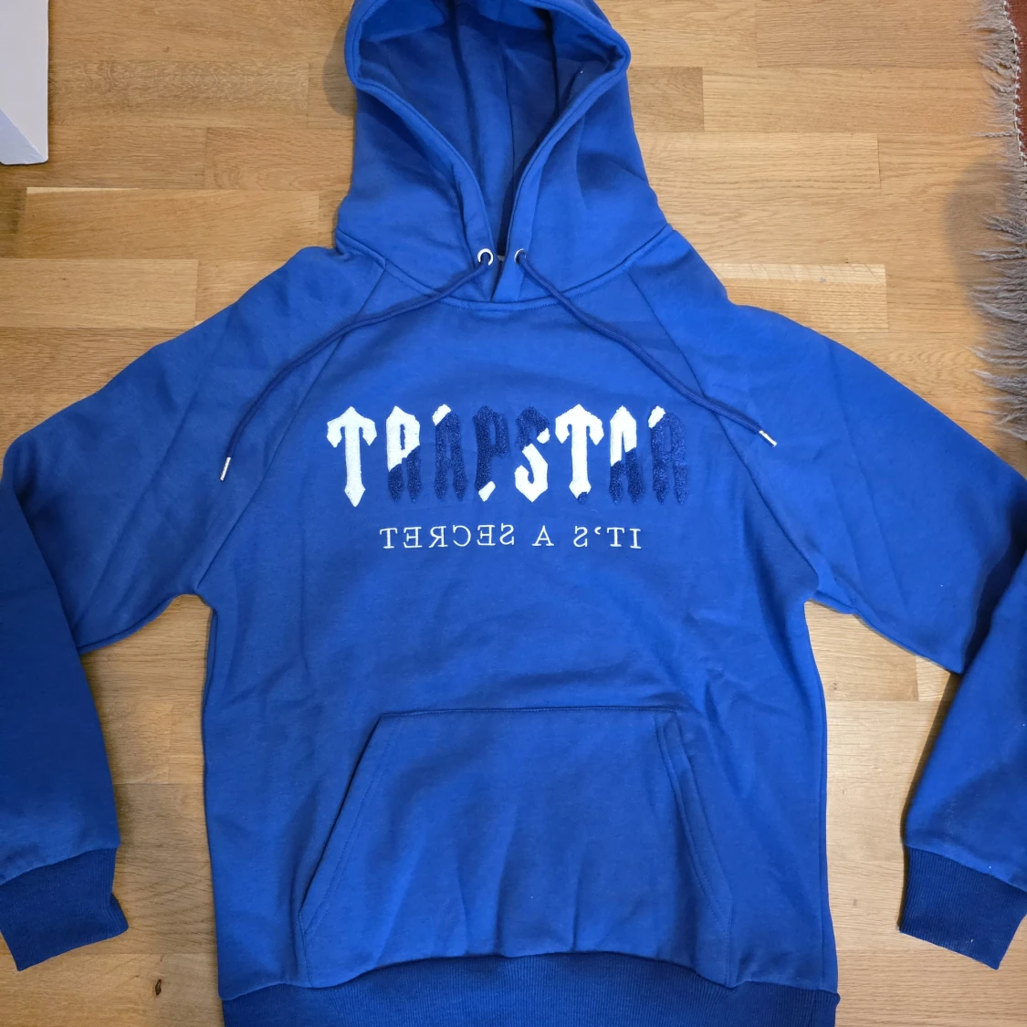 Blå hoodie från Trapstar med tryck