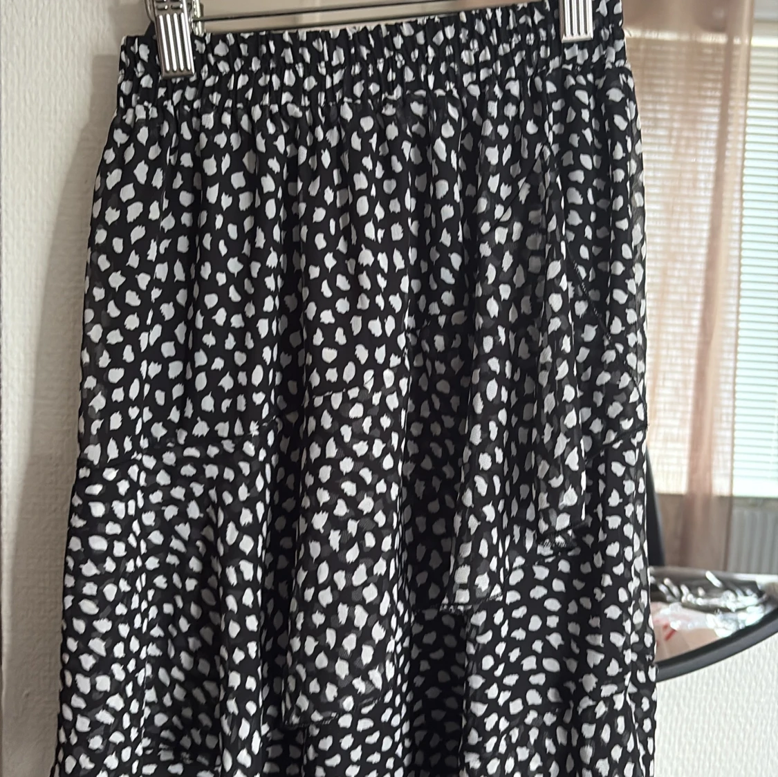 Svartvit volangkjol med prickigt mönster - 1