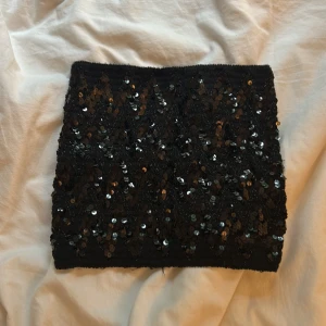 Svart paljettopp - Supersnygg svart tubtopp med paljetter och glitter. Perfekt till fest!💜💜