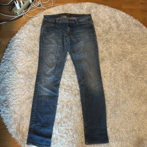Replay R81 blå jeans slim fit  - Snygga Replay R81 jeans i klassisk blå tvätt med slim fit.  Jeansen har fem fickor, Replay-logga på bakfickan och läderpatch i midjan. Tydliga slitningar och detaljer i sömmarna, riktigt sköna, perfekta till en skön skjorta eller liknande