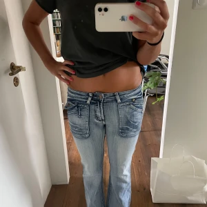 Ljusblå bootcut jeans  - Säljer ett par as snygga jeans men som tyvärr är lite korta på mig 🥰.                                       Midjemått: 35 cm Innebenslängd: 72 cm 