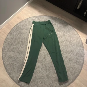 Gröna byxor från Palm Angels - Säljer ett par Palm angels byxor i storlek M passar nog även S dem är i mycket bra skick och kan gå ner i pris vid snabb affär 