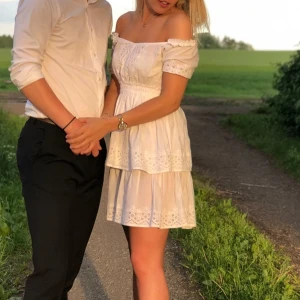 Vit kortklänning från NA-KD x Iva Nikolina - Superfin vit kortklänning från NA-KD x Iva Nikolina